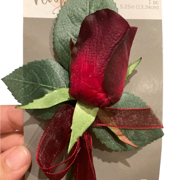 True Touch Rose Boutonniere Set of 7 - Picture 3 of 6